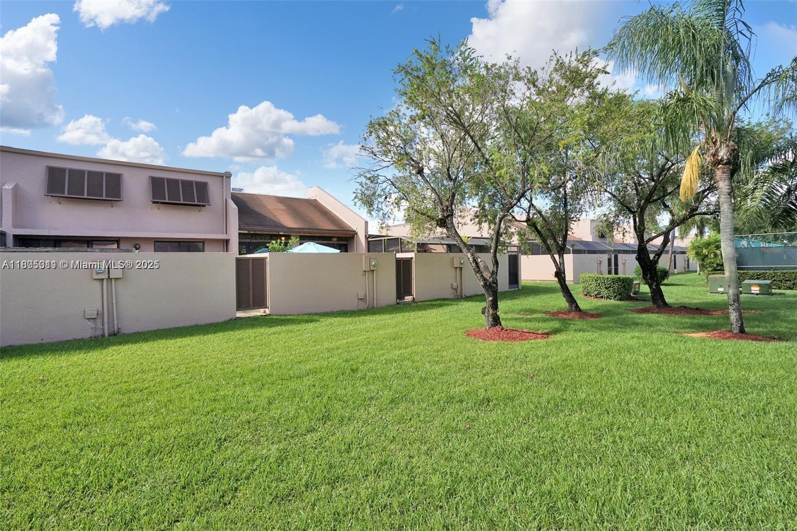 PEMBROKE LAKES SECTION SE - Residential
