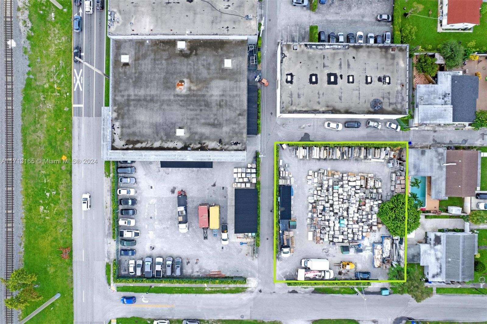 Main image without alt text