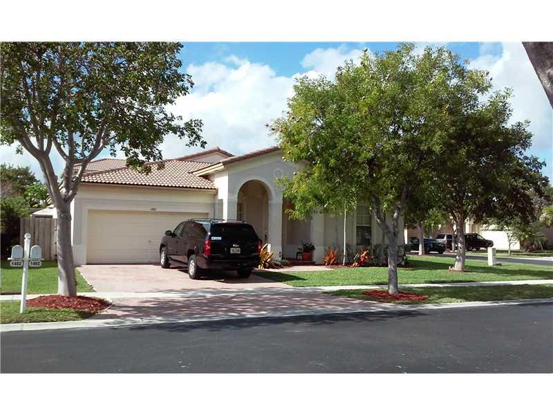 BEAUTIFUL CORNER LOT HOME IN FLORIDIAN BAY ESTATES. THIS PROPERTY HAS 4 BEDROOMS 2.5 BATHROOMS. LOTS OF UPGRADES, GRANITE COUNTERTOPS, STAINLESS STEEL APPLICANCES, WOOD FLOORS IN THE BEDROOMS, 2 WALK IN CLOSETS IN THE MASTER BEDROOM AND SO MUCH MORE...THI S ONE WILL NOT LAST, CALL ME FOR A SHOWING TODAY