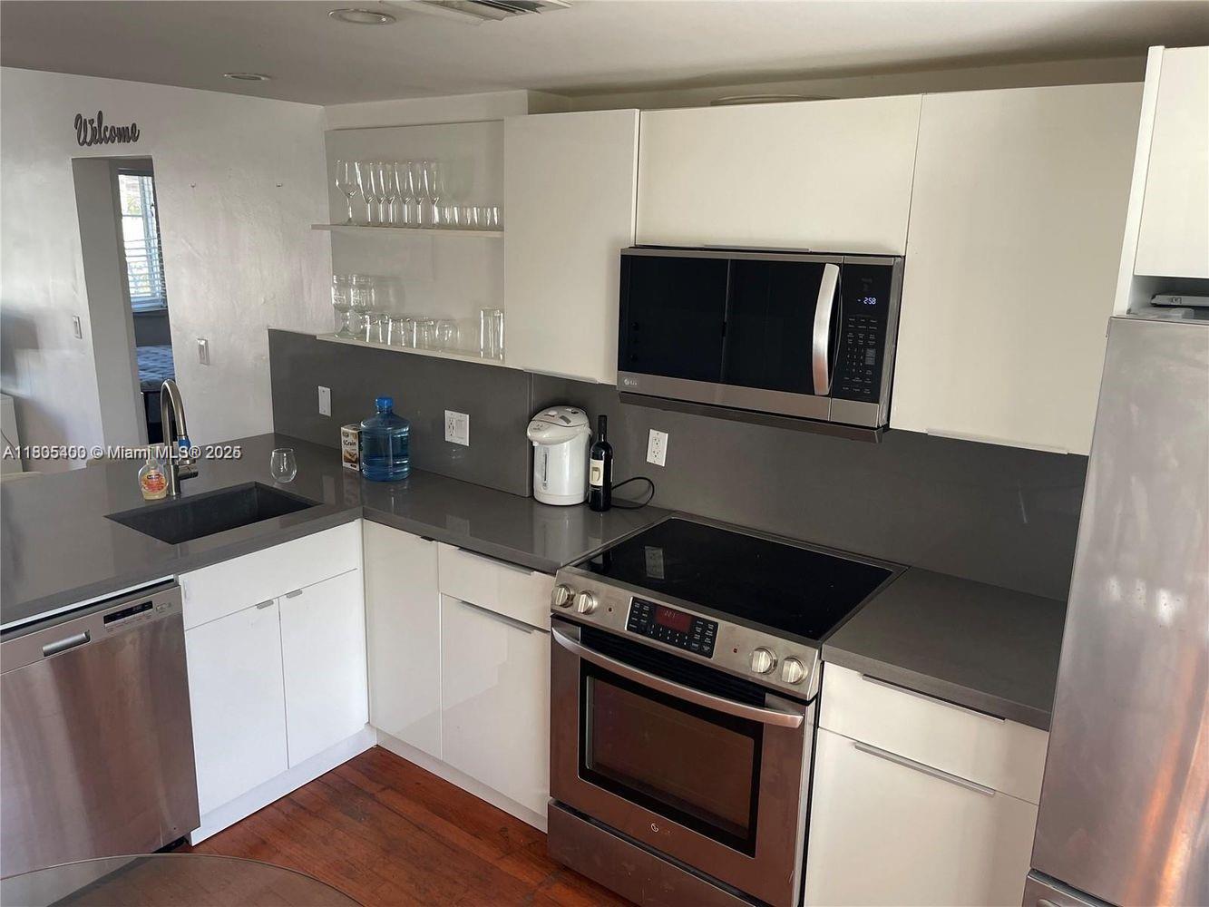 Rental Property at 4010 N Meridian Ave 5, Miami Beach, Miami-Dade County, Florida - Bedrooms: 2 
Bathrooms: 1  - $2,700 MO.