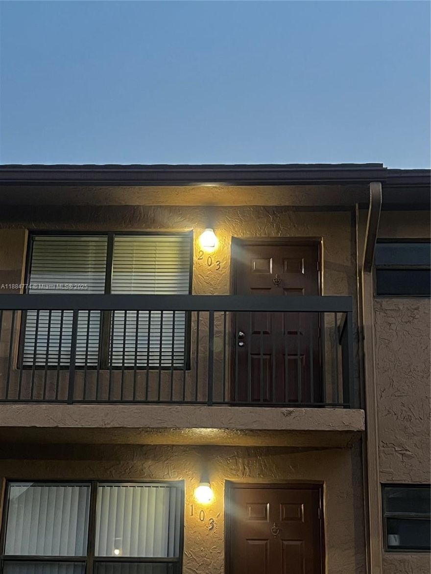 Beautiful unit, offers 2 bedrooms,2 bathrooms, washer and dryer inside the unit, one parking space assigned but there are plenty of guest spaces. Located walking distance to Publix and a shopping mall. 5 min access to expressways, Sawgrass Mall, schools, churches, and many more. Very easy to show.
Text listing agent for any questions.