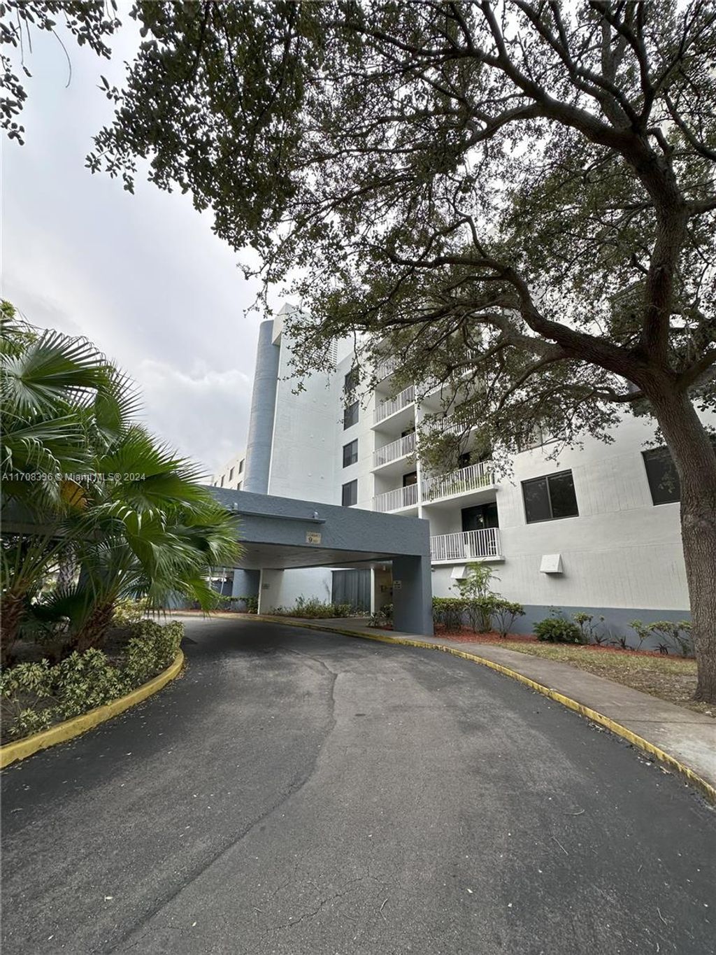 Photo of 901 Hillcrest Dr #606, Hollywood, FL 33021 (MLS # A11708336)