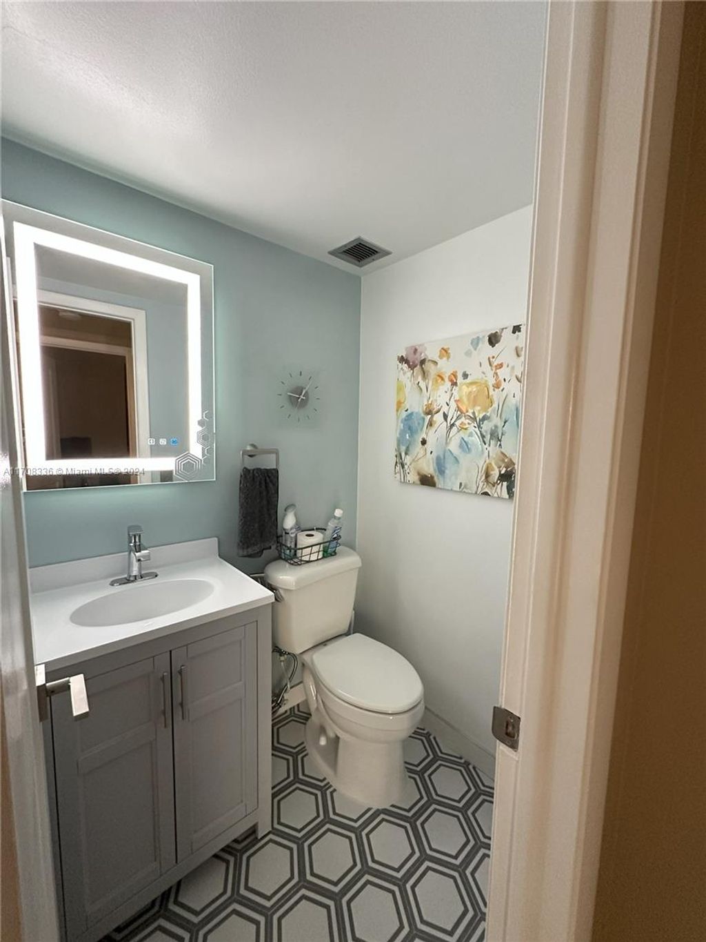 Photo of 901 Hillcrest Dr #606, Hollywood, FL 33021 (MLS # A11708336)