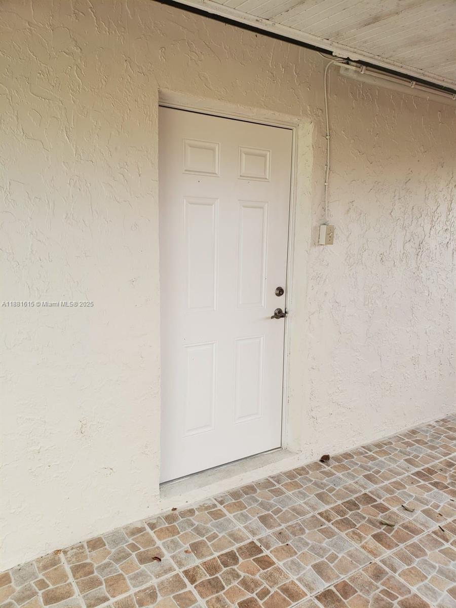 Studio for rent. Conveniently located near Turnpike and US 1, stores, restaurants and schools. Water, electricity and Internet included. No pets allowed. 2 Parking spaces.