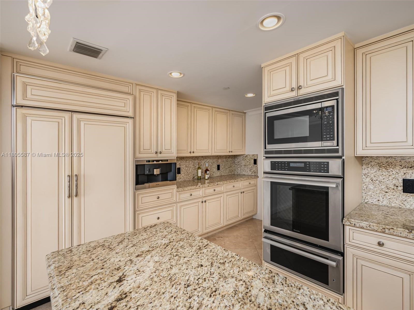 200 EAST PALMETTO PARK CO - Residential Lease
