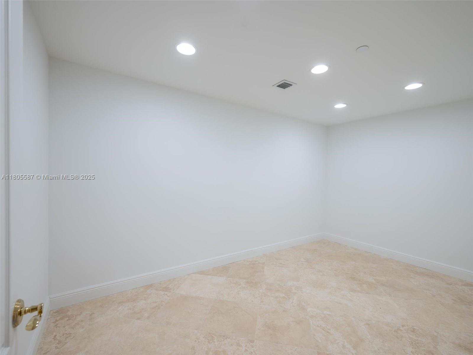 200 EAST PALMETTO PARK CO - Residential Lease