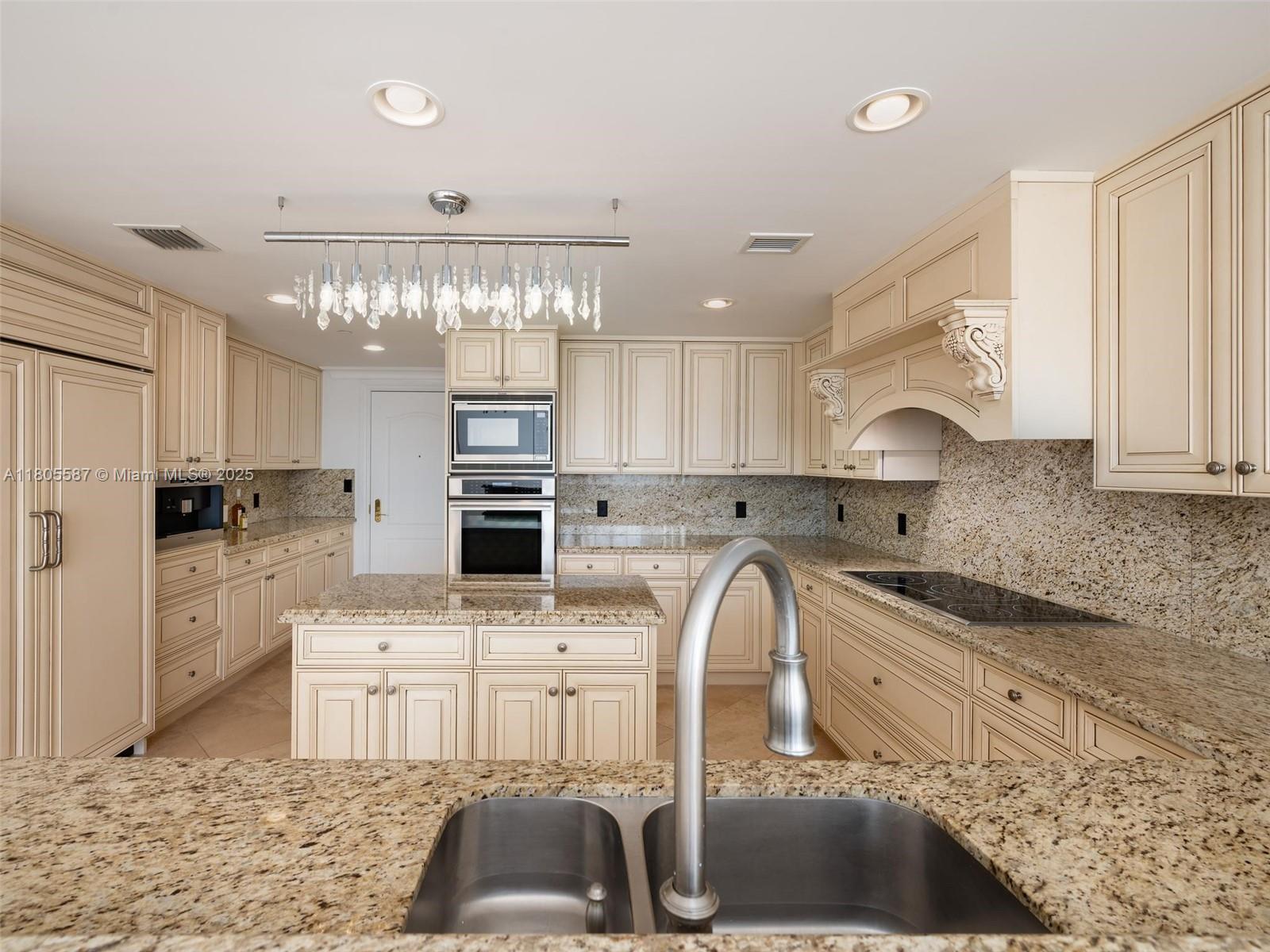 200 EAST PALMETTO PARK CO - Residential Lease