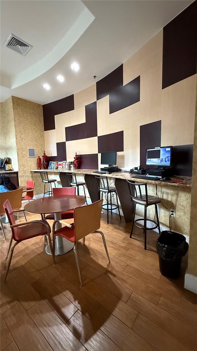 RADIUS CONDO - Residential