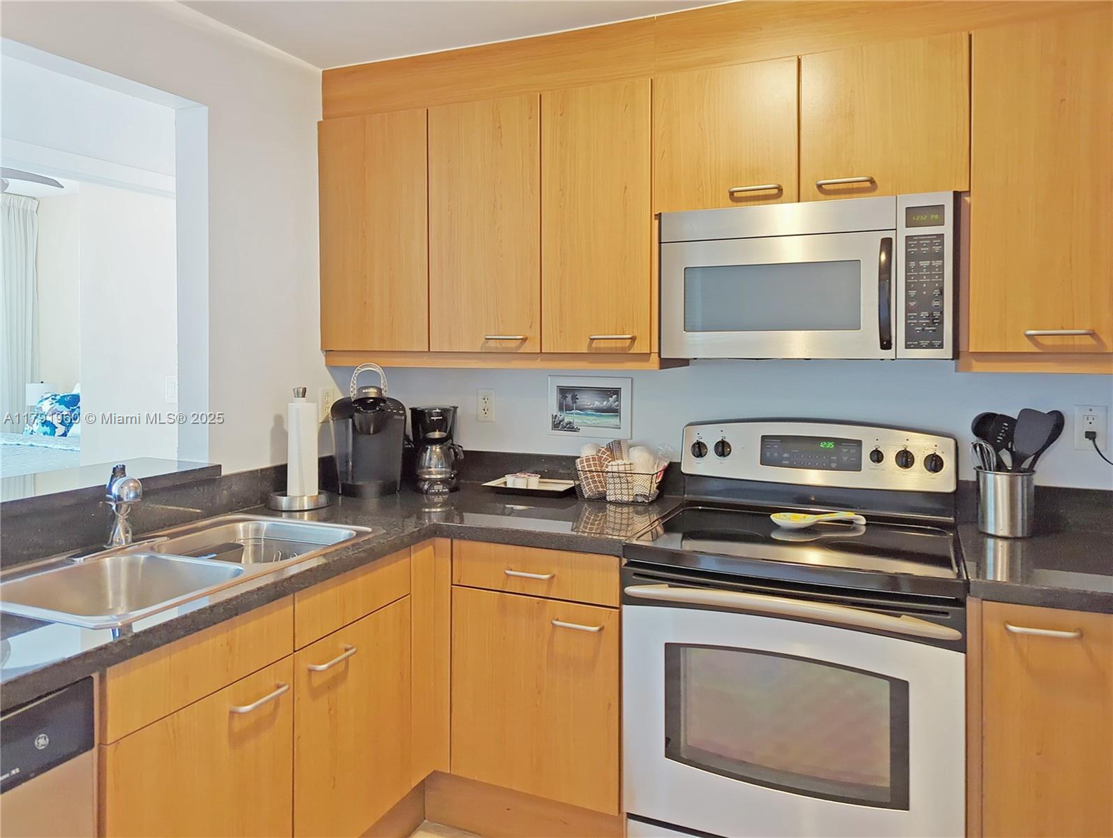 225 Collins Ave 4J
