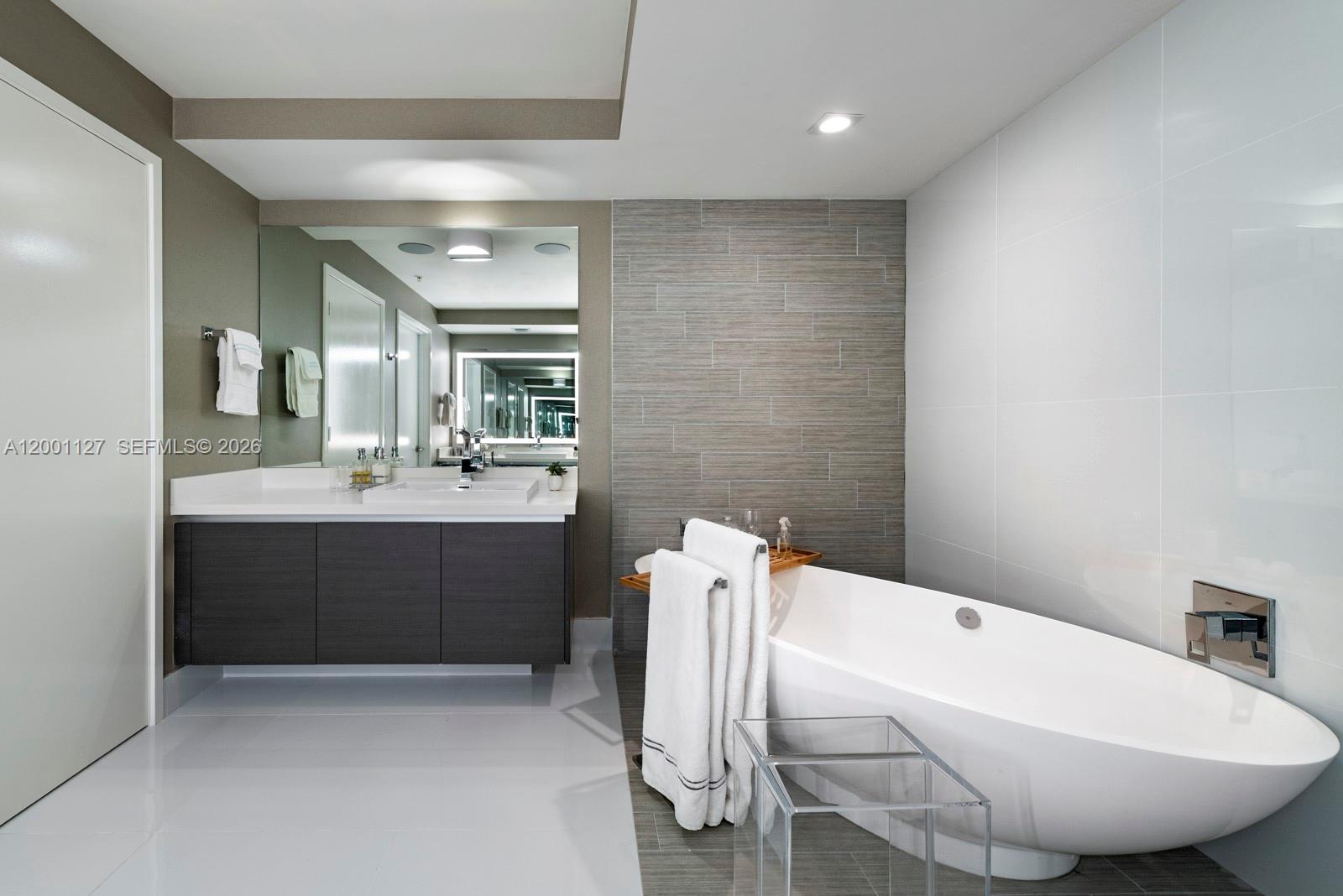 PARQUE TOWERS CONDO - Residential Lease