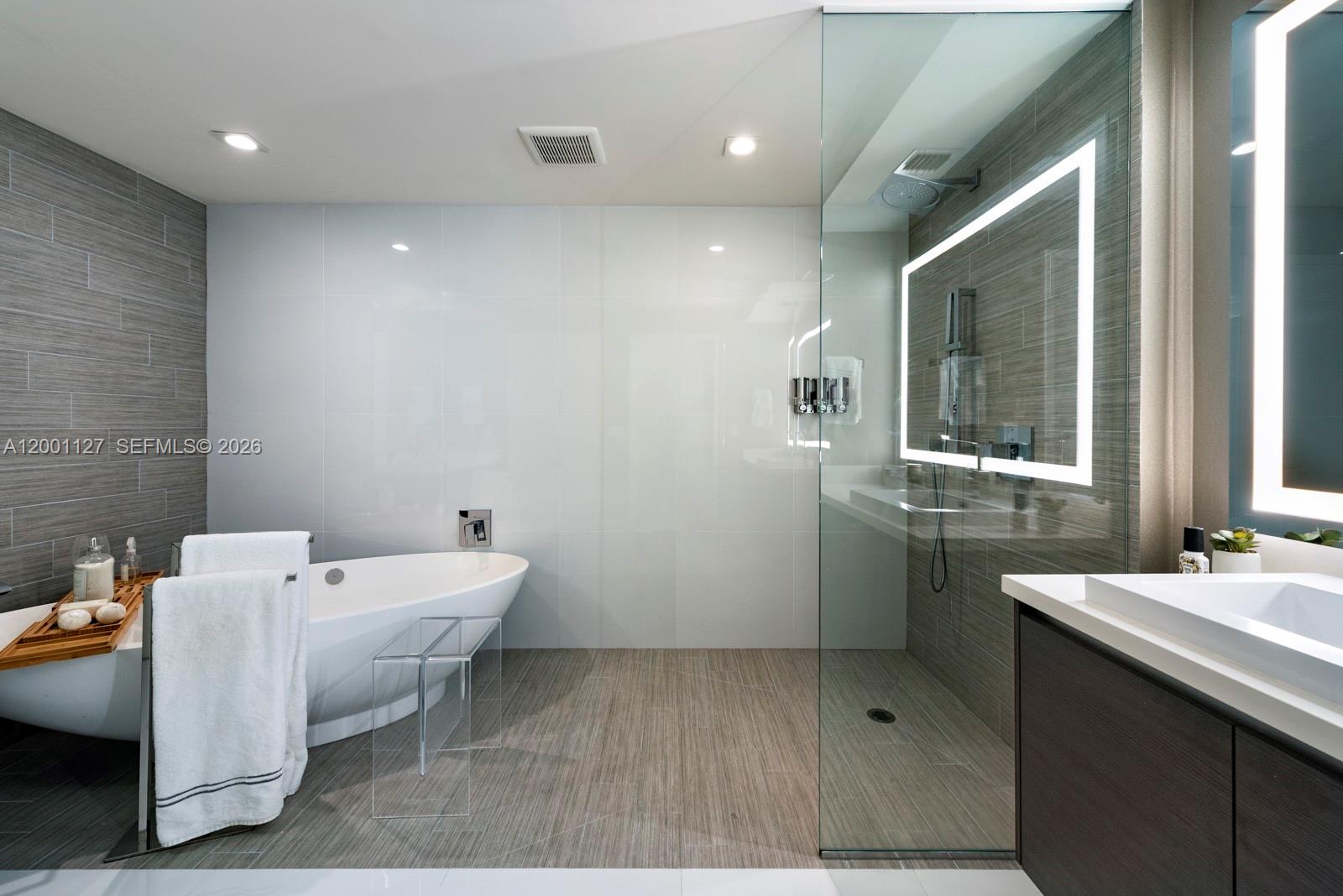 PARQUE TOWERS CONDO - Residential Lease