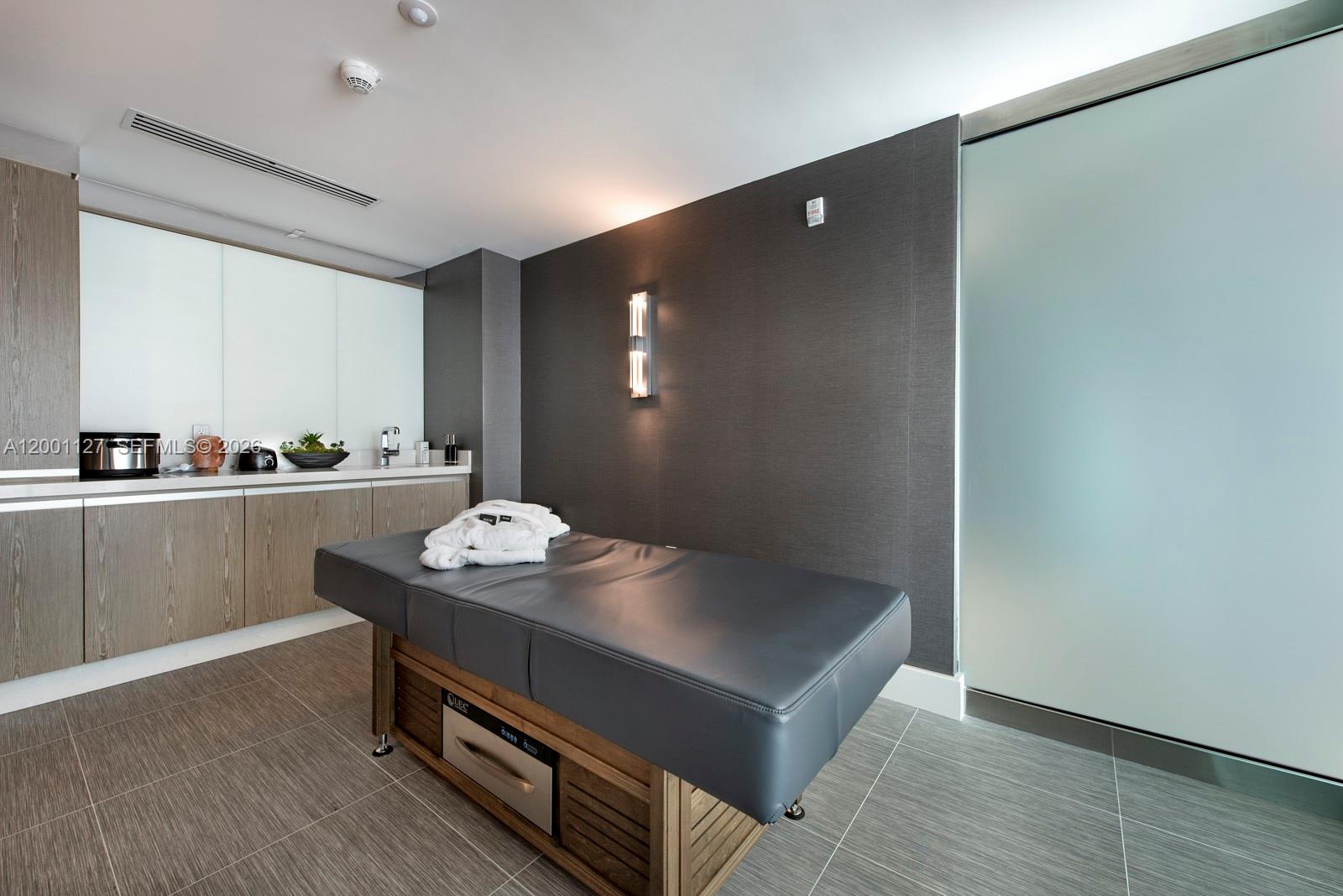 PARQUE TOWERS CONDO - Residential Lease