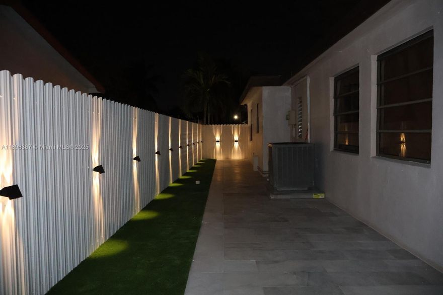 Beautifully Remodeled Studio in Prime Miami Location!
This stunning 1 bedroom, 1 bathroom apartment offers comfort, privacy, and modern living. The unit has been completely remodeled and features a brand-new kitchen with stainless steel appliances, a fully updated bathroom, and an in-unit washer and dryer. Enjoy your own private entrance, private patio, and two assigned parking spaces.
*Rent includes electricity, water, and internet, making it a hassle-free living experience.
-Located in a desirable Miami area, close to shopping, dining, and major highways — this property combines convenience and style in one perfect package. Two people maximum