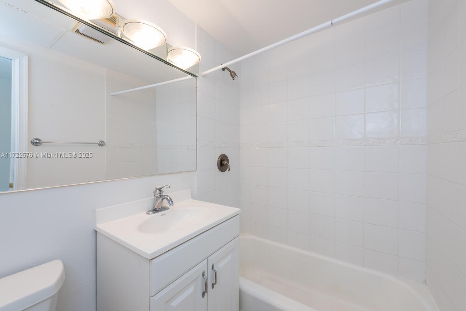 BRICKELL BAY TOWER CONDO - Residential