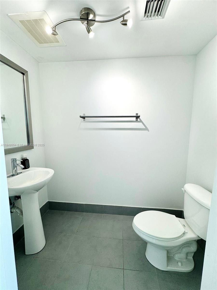 MINT CONDO - Residential