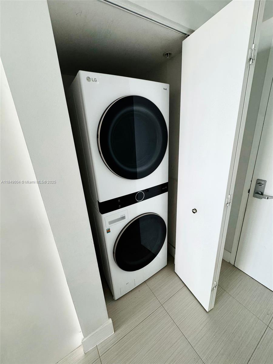 MINT CONDO - Residential