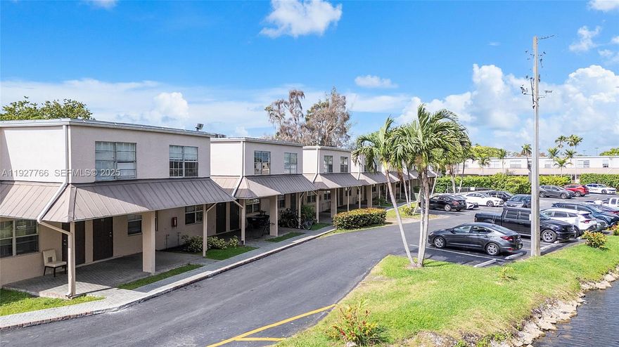 Fast Approval Spacious two Story townhouse 3 beds 2 baths in Oakland Park