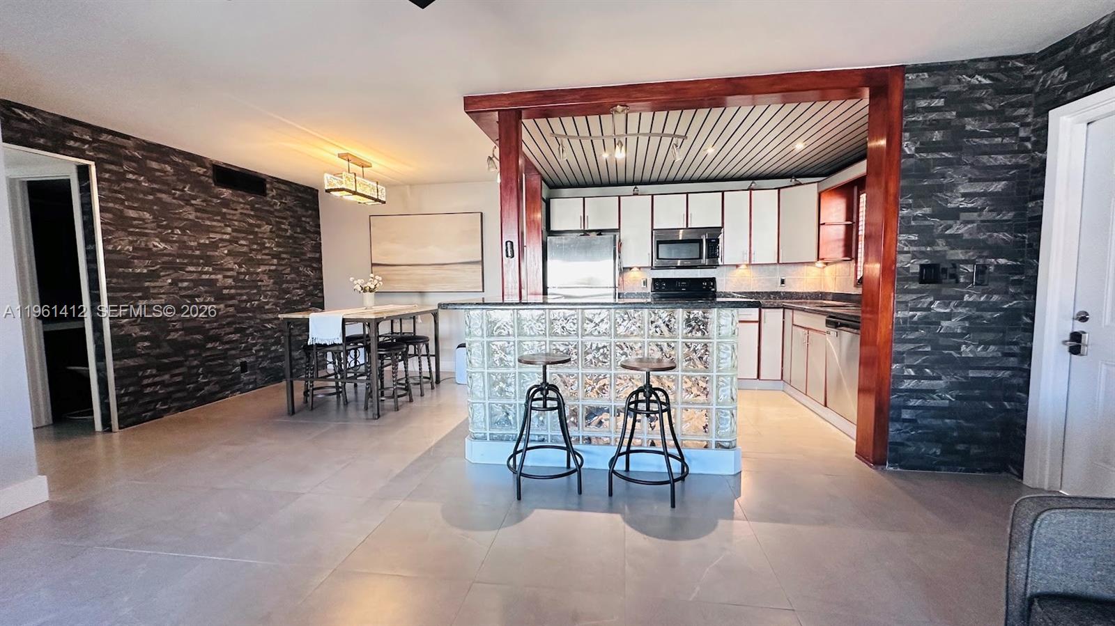 TOWN & COUNTRY ESTATES CO - Residential