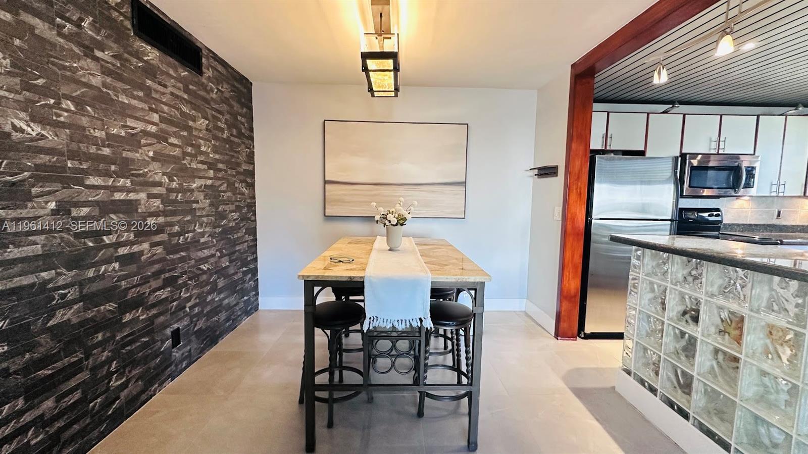 TOWN & COUNTRY ESTATES CO - Residential