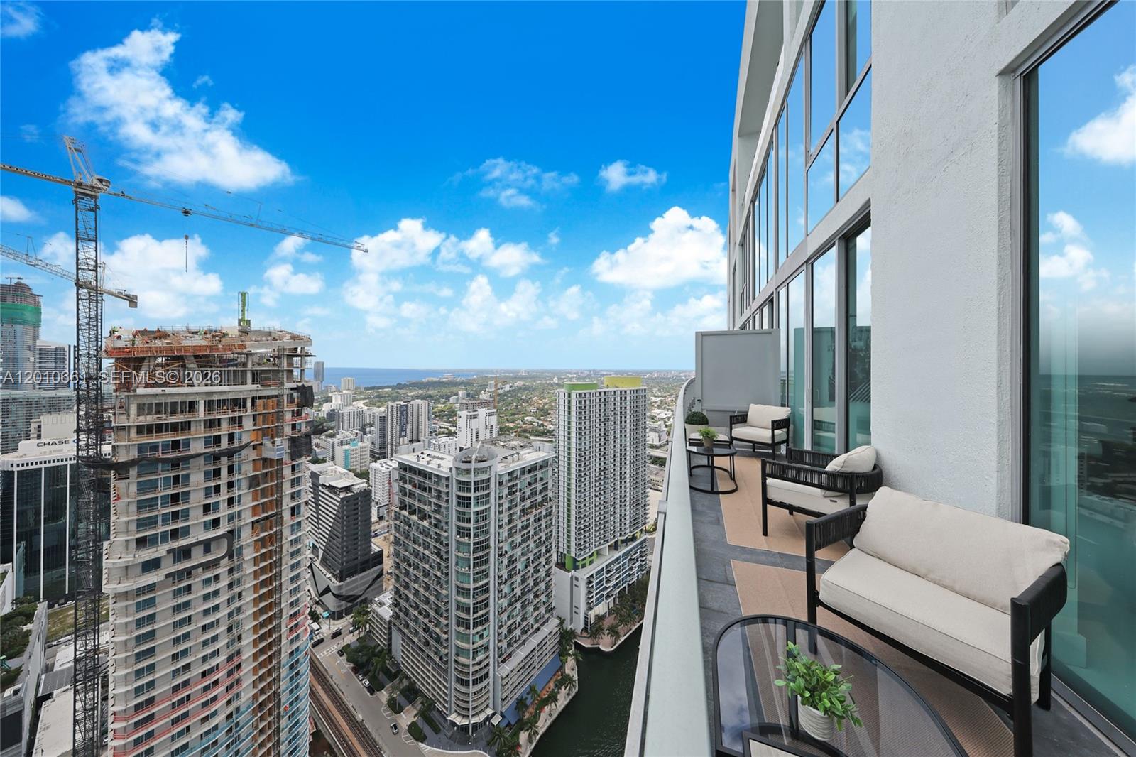 MINT CONDO - Residential