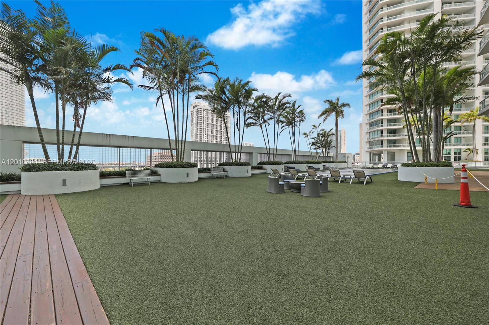 MINT CONDO - Residential