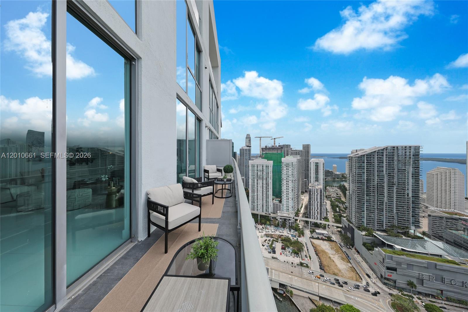 MINT CONDO - Residential