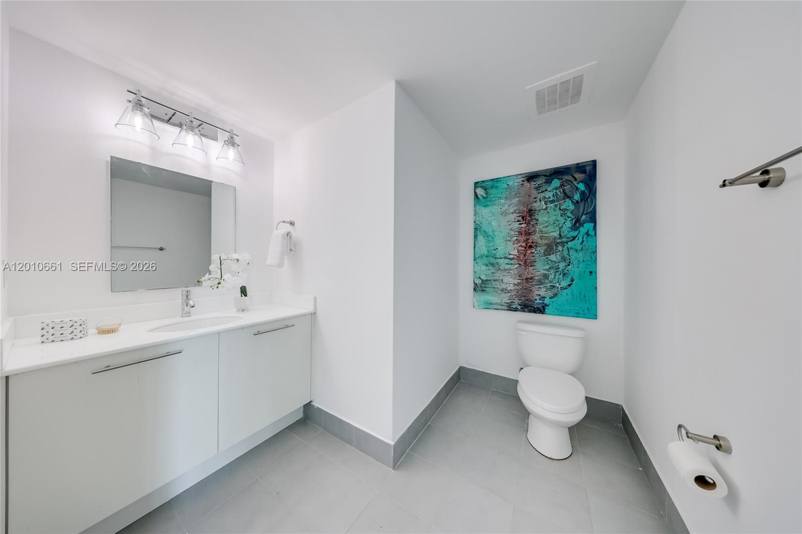 MINT CONDO - Residential