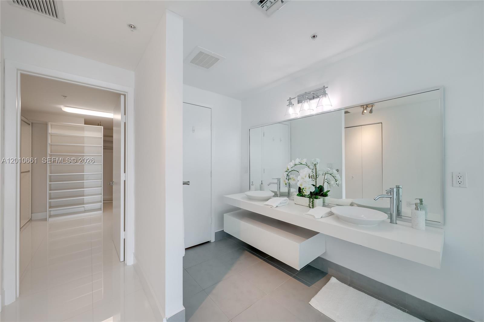MINT CONDO - Residential