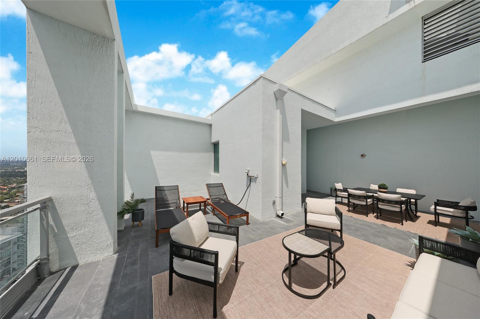 MINT CONDO - Residential