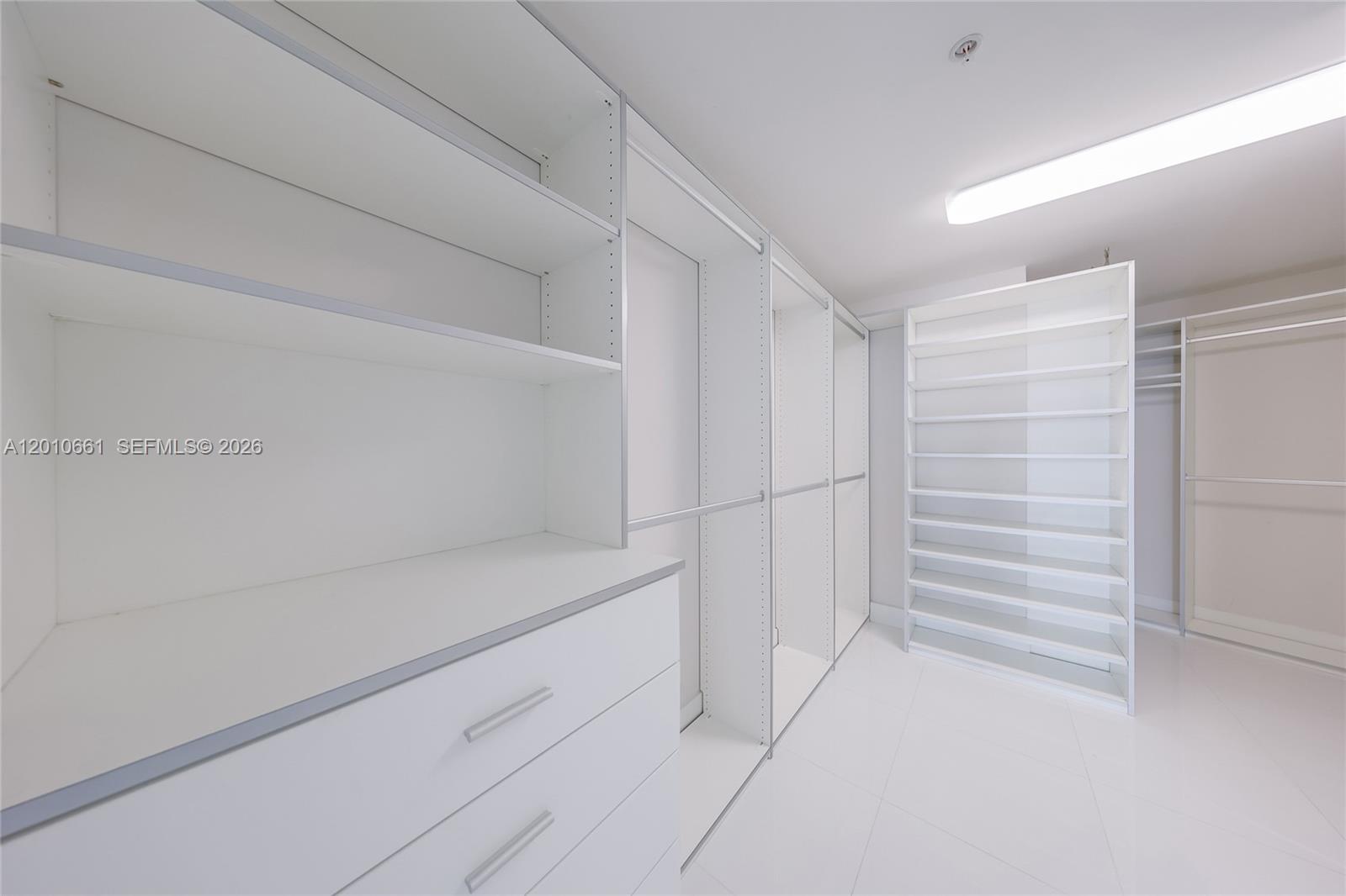 MINT CONDO - Residential