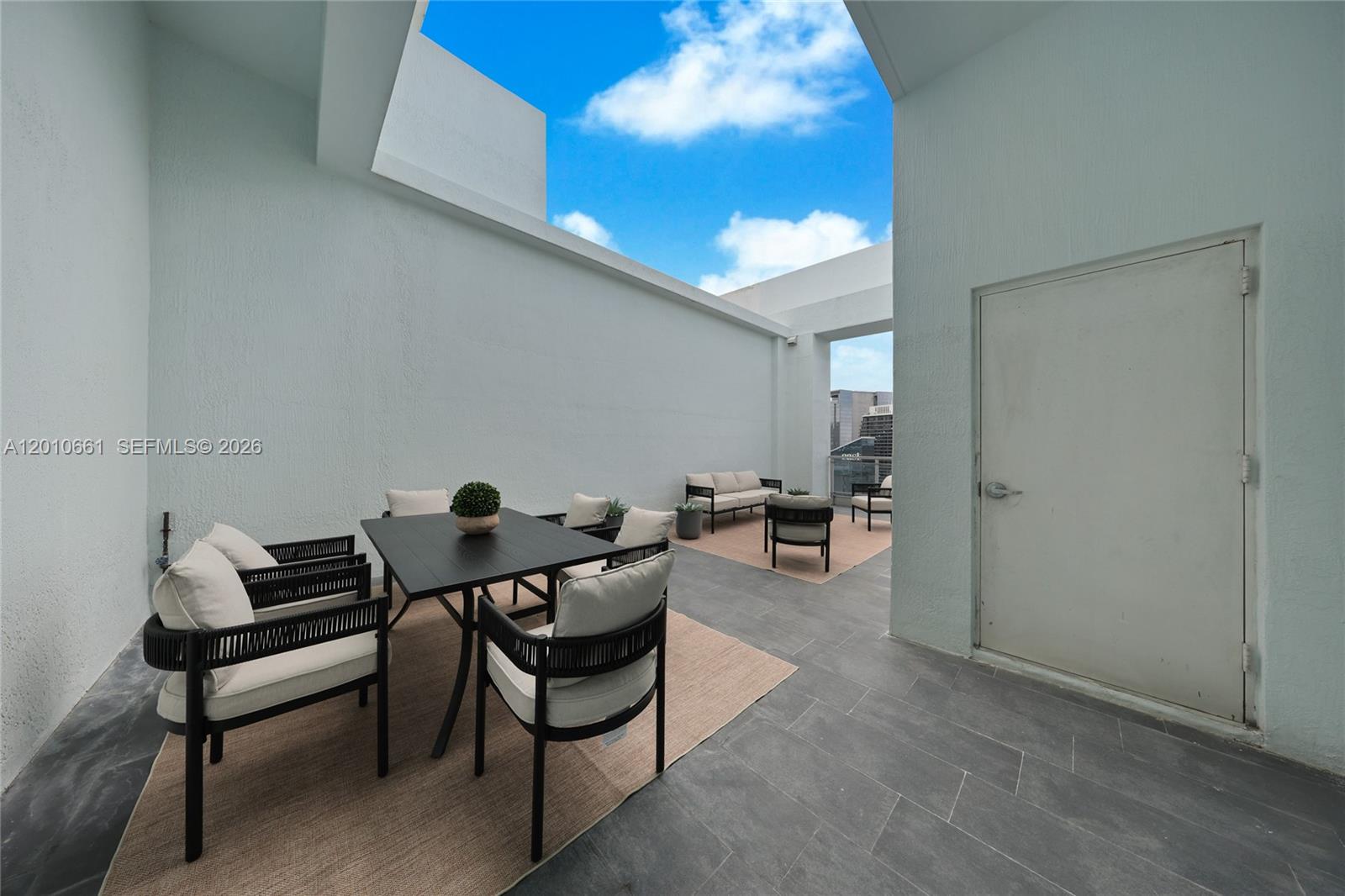 MINT CONDO - Residential