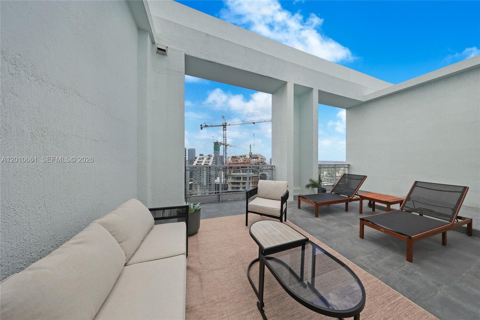 MINT CONDO - Residential