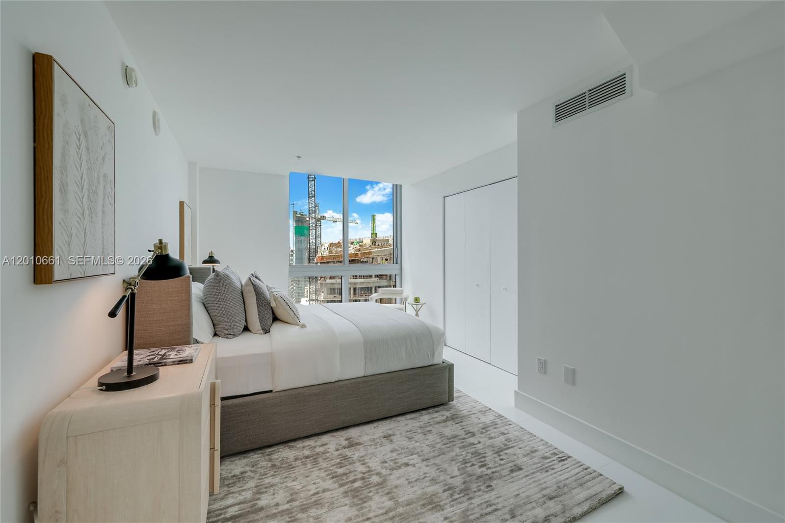 MINT CONDO - Residential