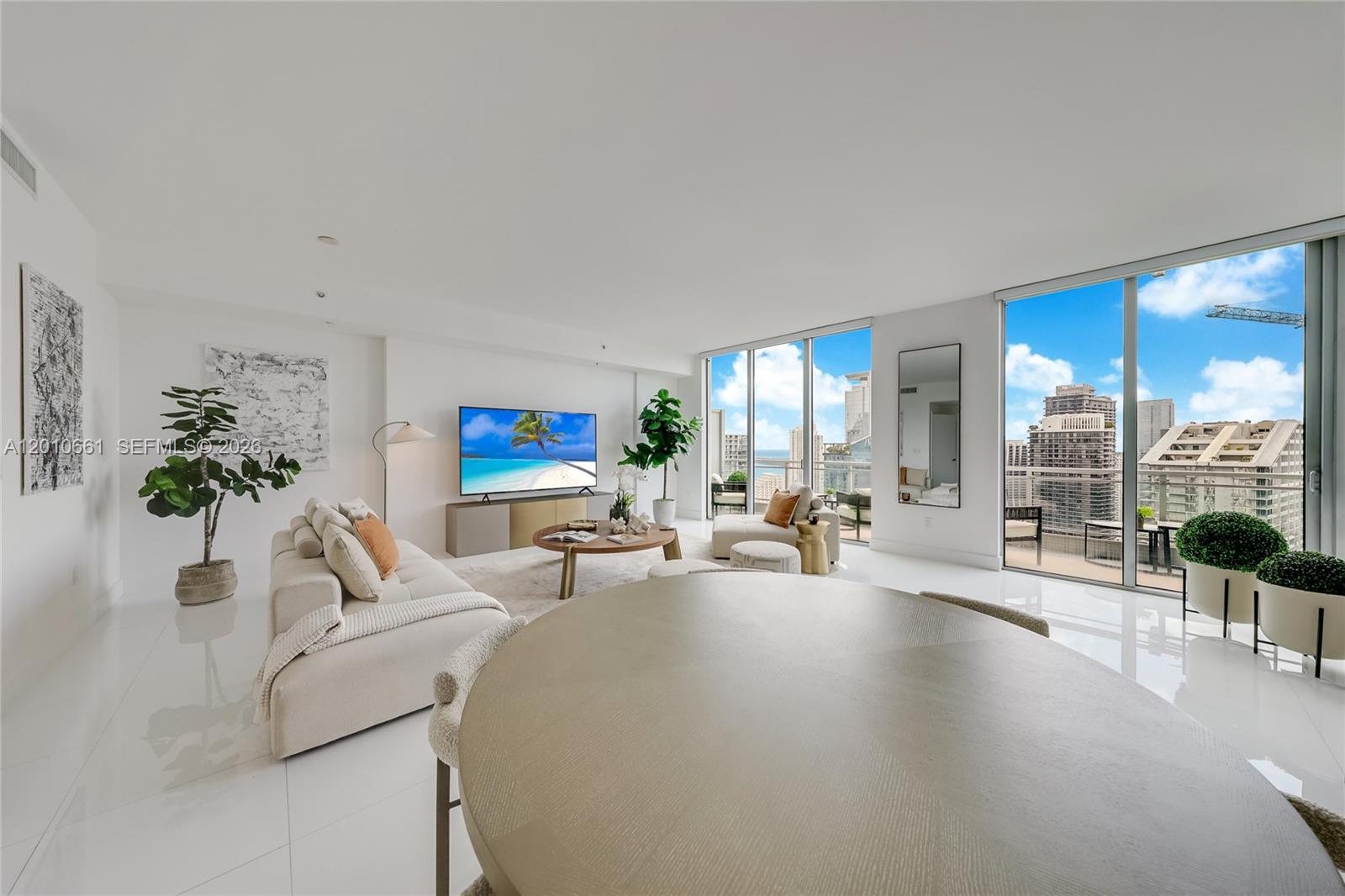 MINT CONDO - Residential