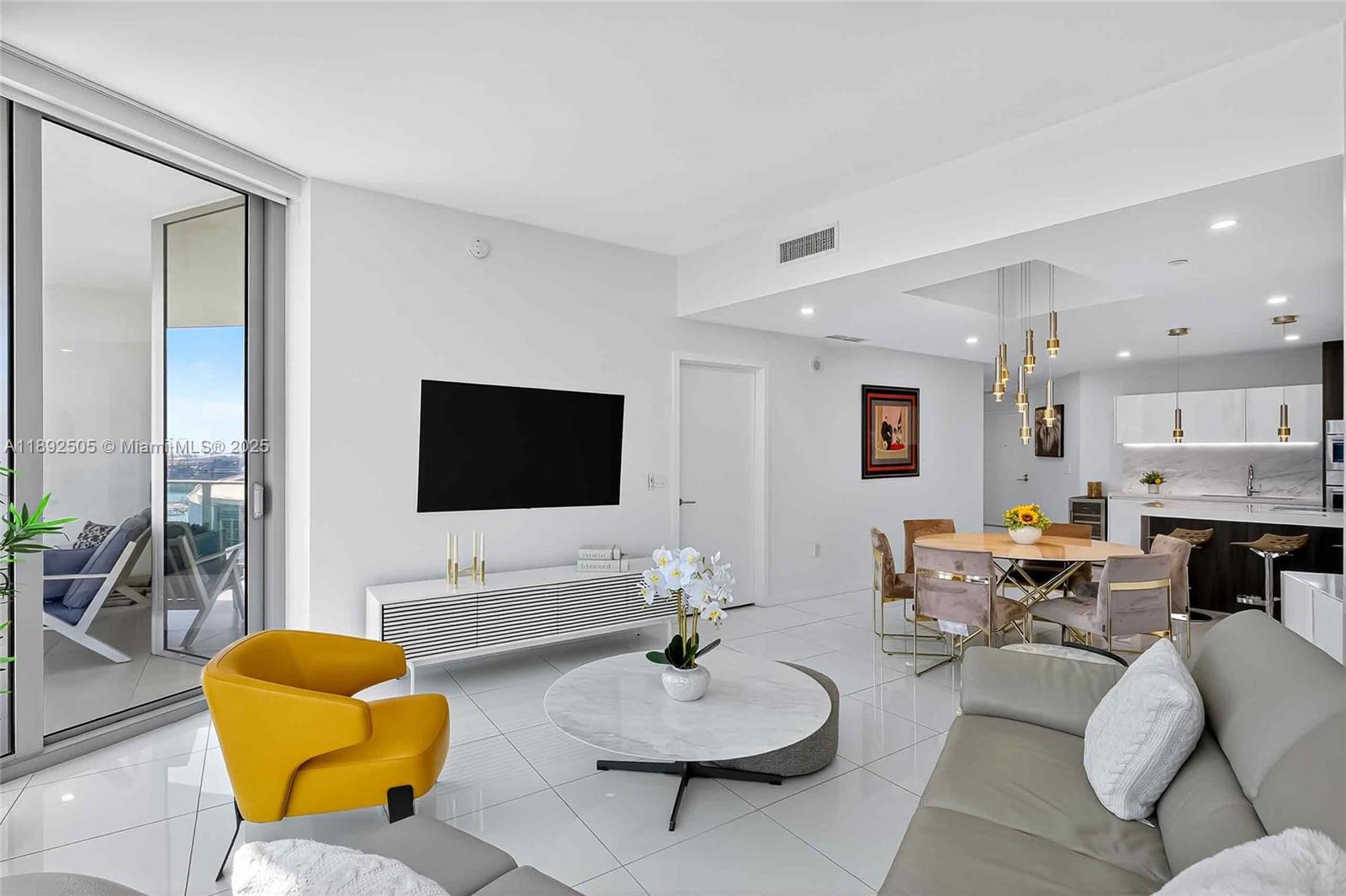PARAMOUNT MIAMI WORLDCENT - Residential Lease