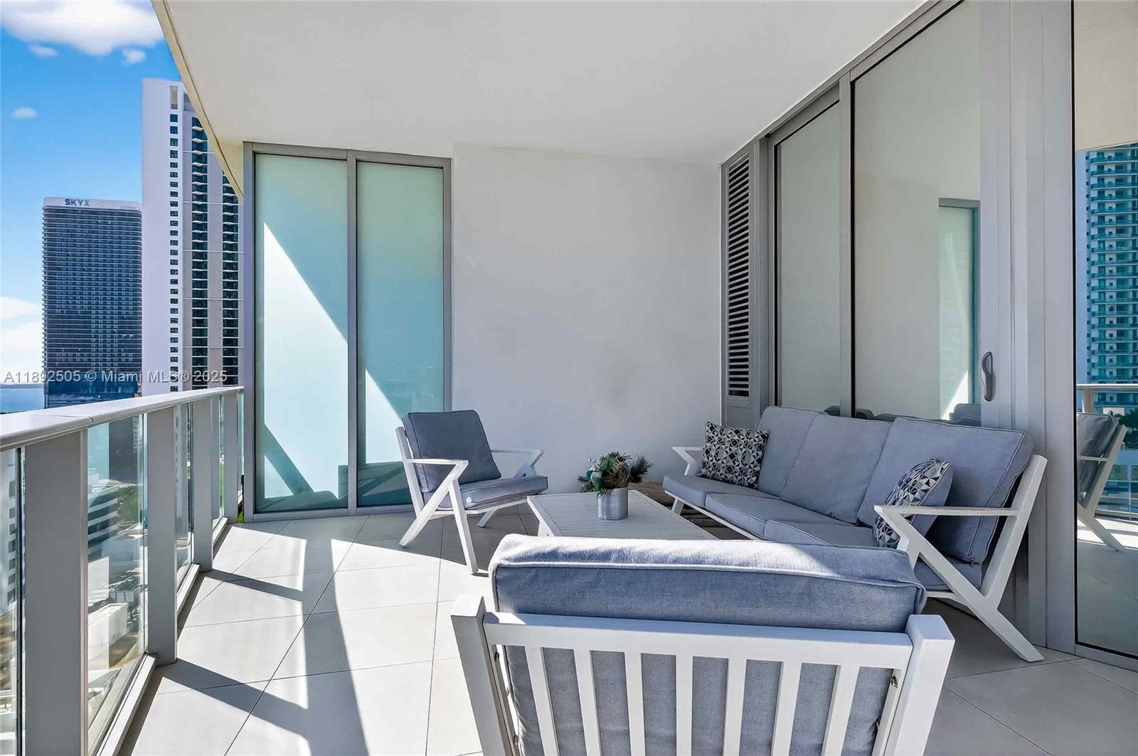 PARAMOUNT MIAMI WORLDCENT - Residential Lease