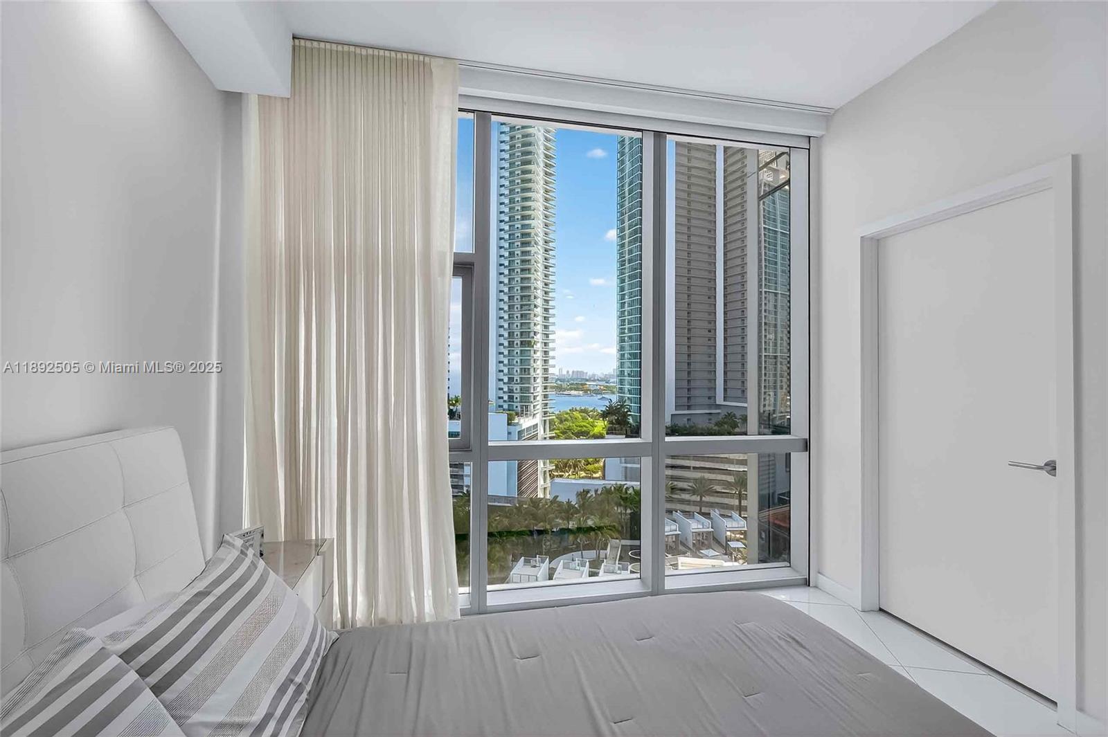 PARAMOUNT MIAMI WORLDCENT - Residential Lease