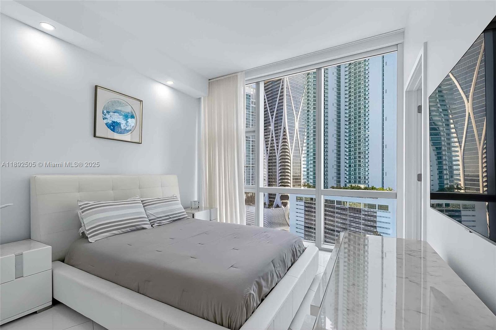 PARAMOUNT MIAMI WORLDCENT - Residential Lease