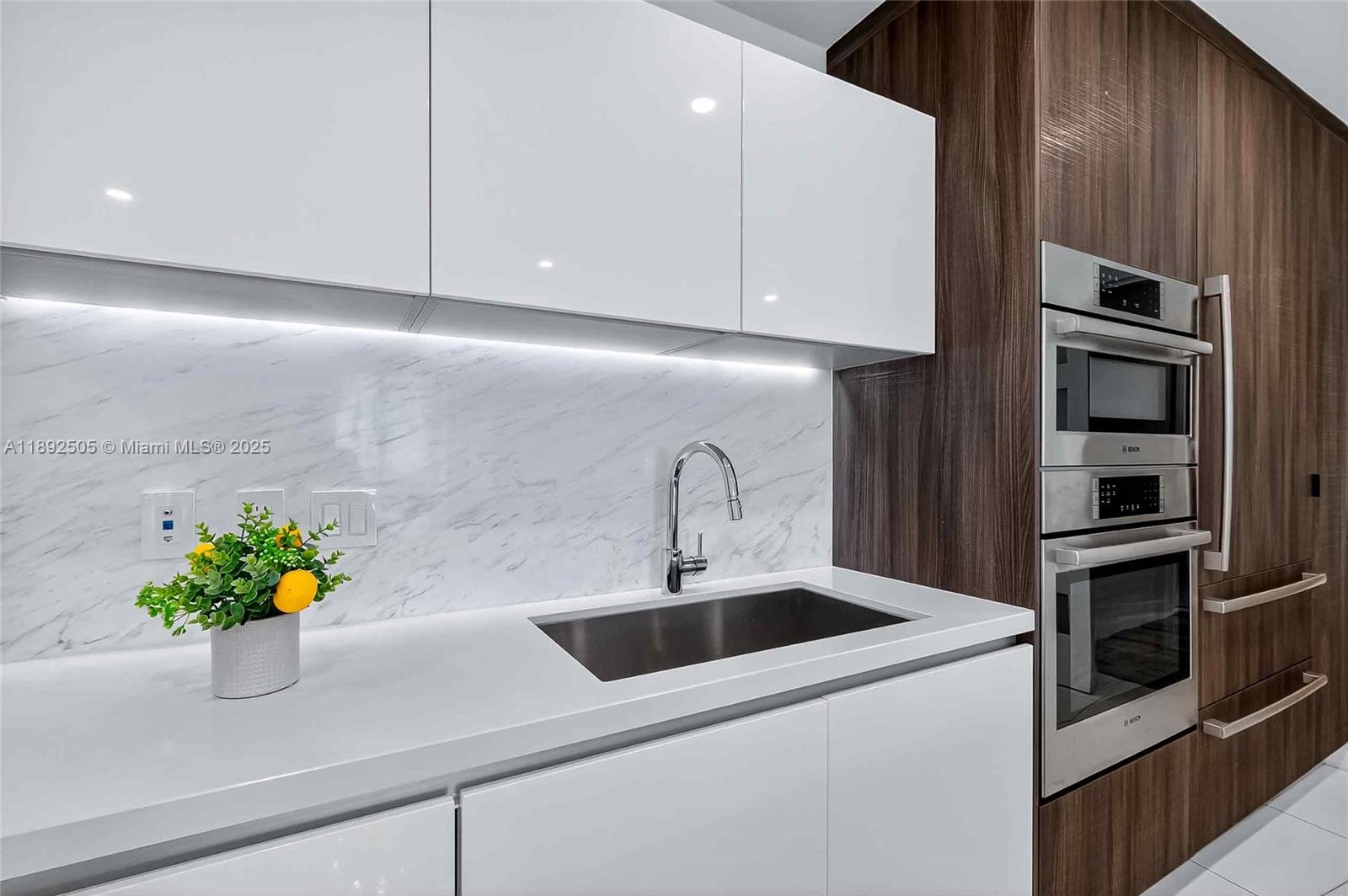 PARAMOUNT MIAMI WORLDCENT - Residential Lease