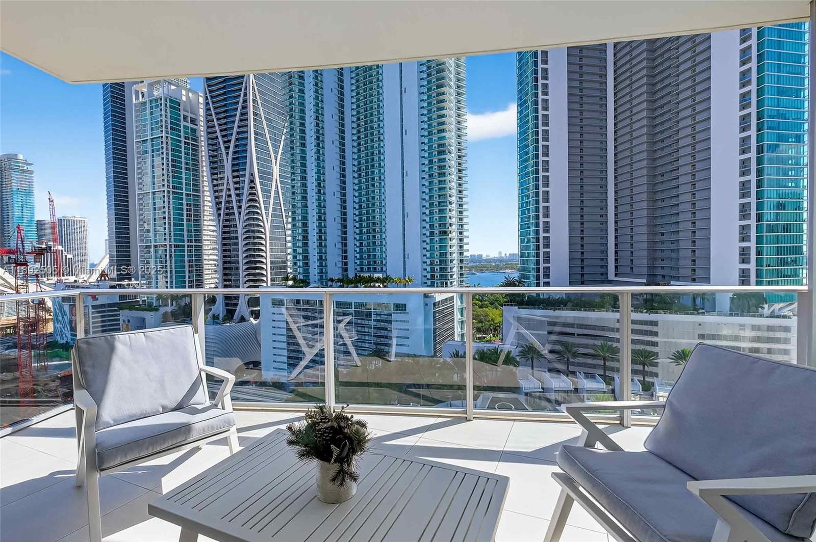 PARAMOUNT MIAMI WORLDCENT - Residential Lease