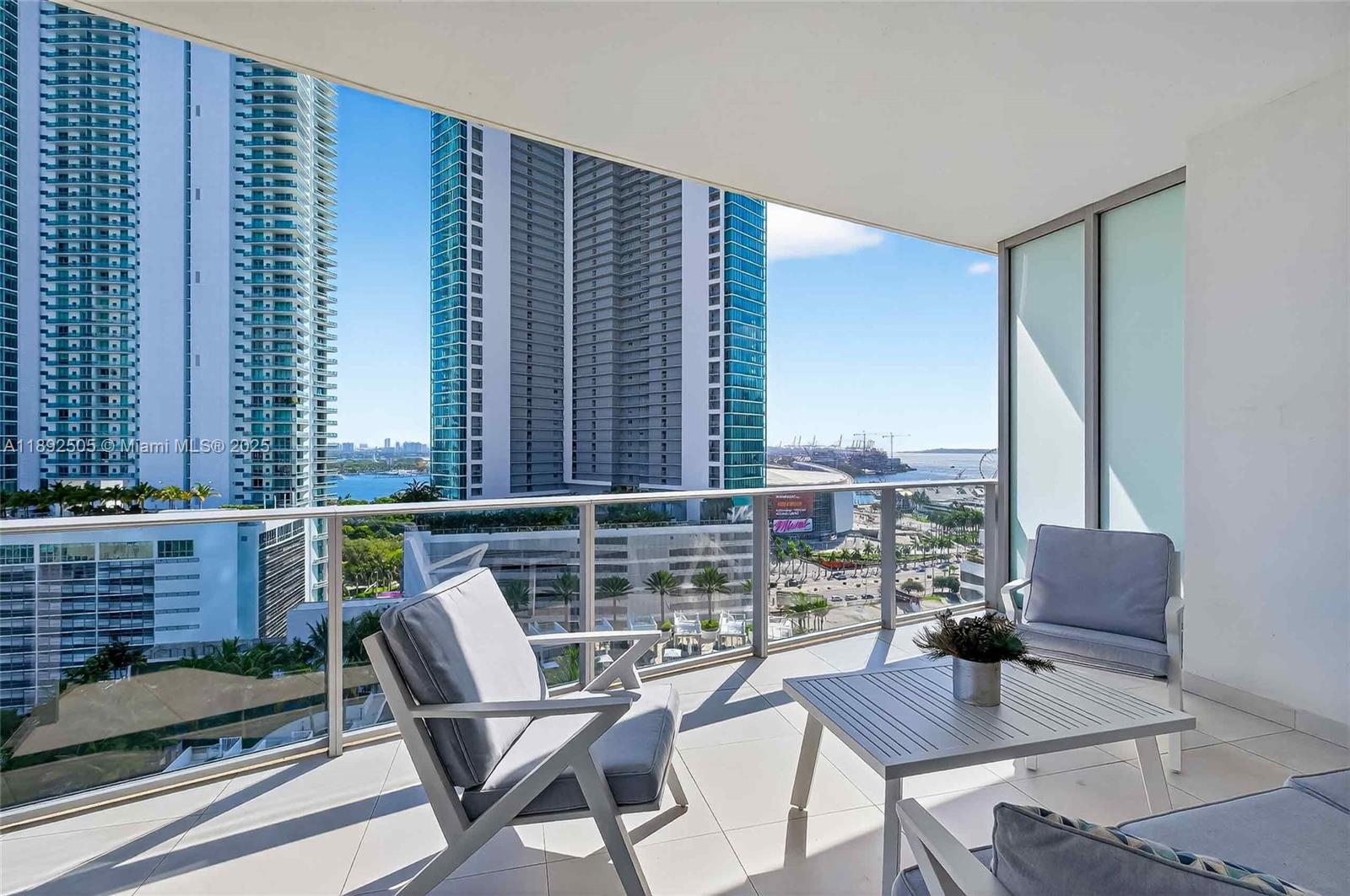 PARAMOUNT MIAMI WORLDCENT - Residential Lease