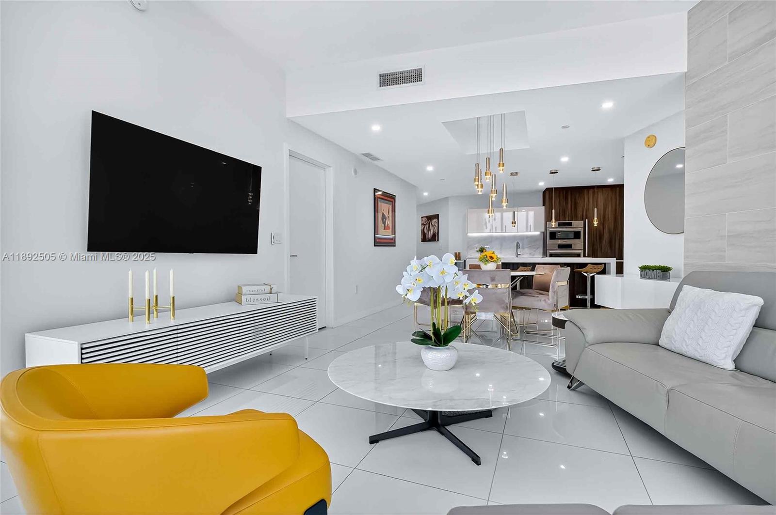 PARAMOUNT MIAMI WORLDCENT - Residential Lease
