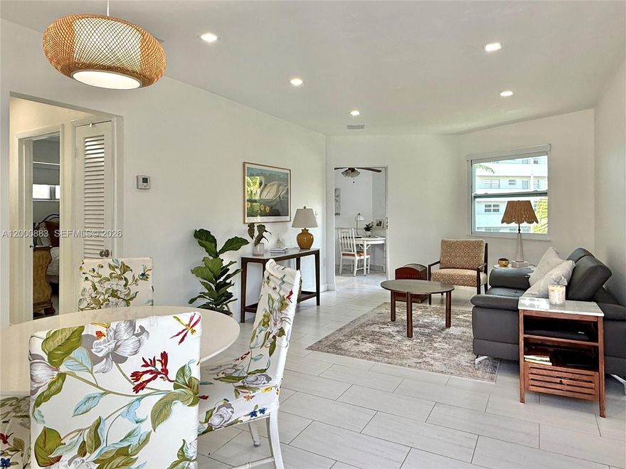 Beautiful sunny condo lots of natural light, Nicely remodeled   ruedy to be occupied.  Lake for walking
 a 55+ commiunity close distance to the super market, gym, restaurants Banks and emergency clinic
 few minutes to I-95 Fwy and 15 minutes to the Beach. Low maintenance.