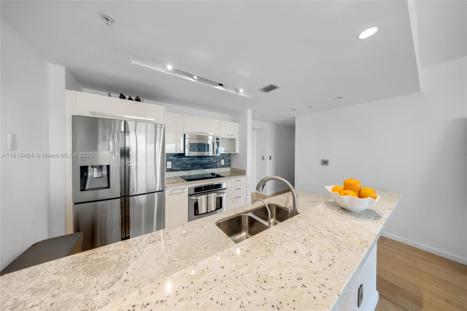 BLUE CONDO - Residential Lease