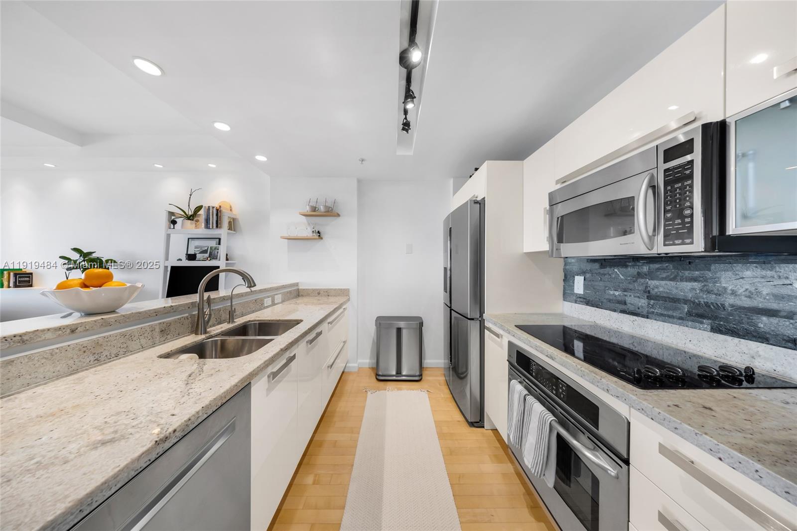 BLUE CONDO - Residential Lease