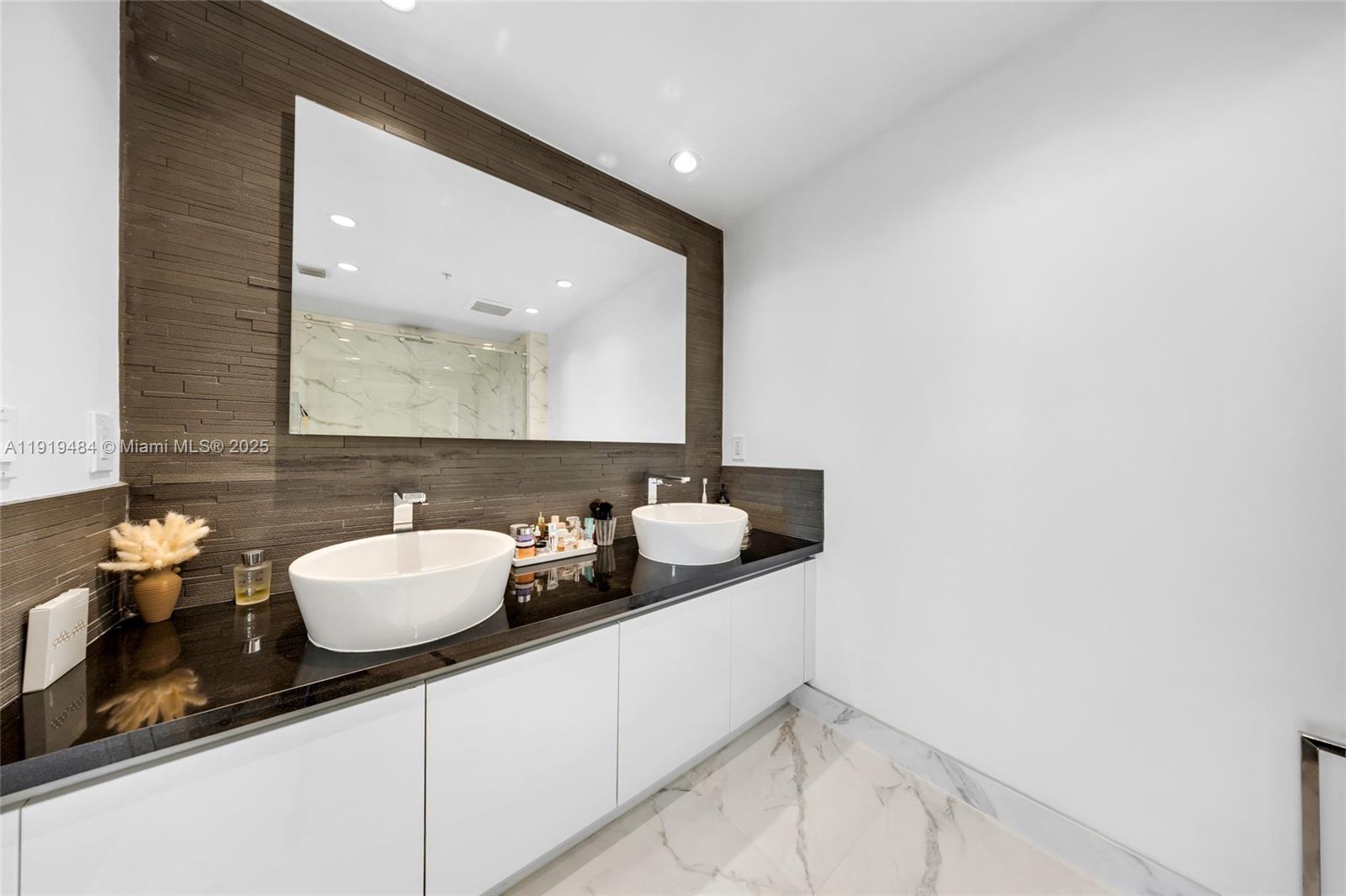 BLUE CONDO - Residential Lease