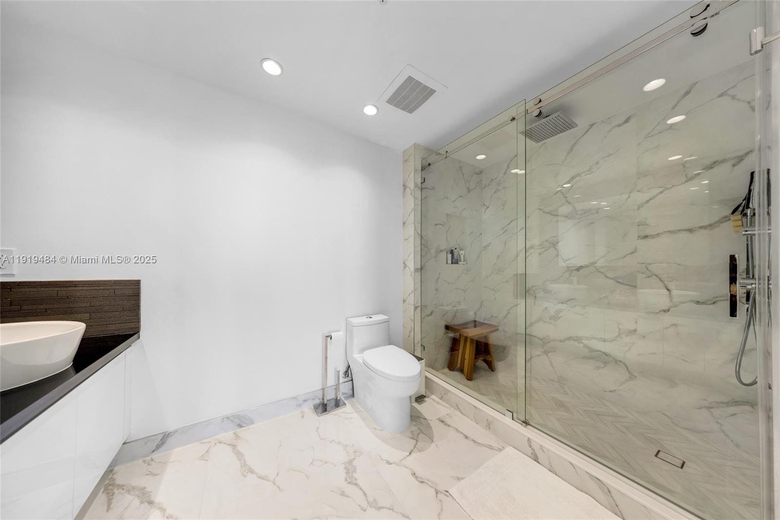 BLUE CONDO - Residential Lease