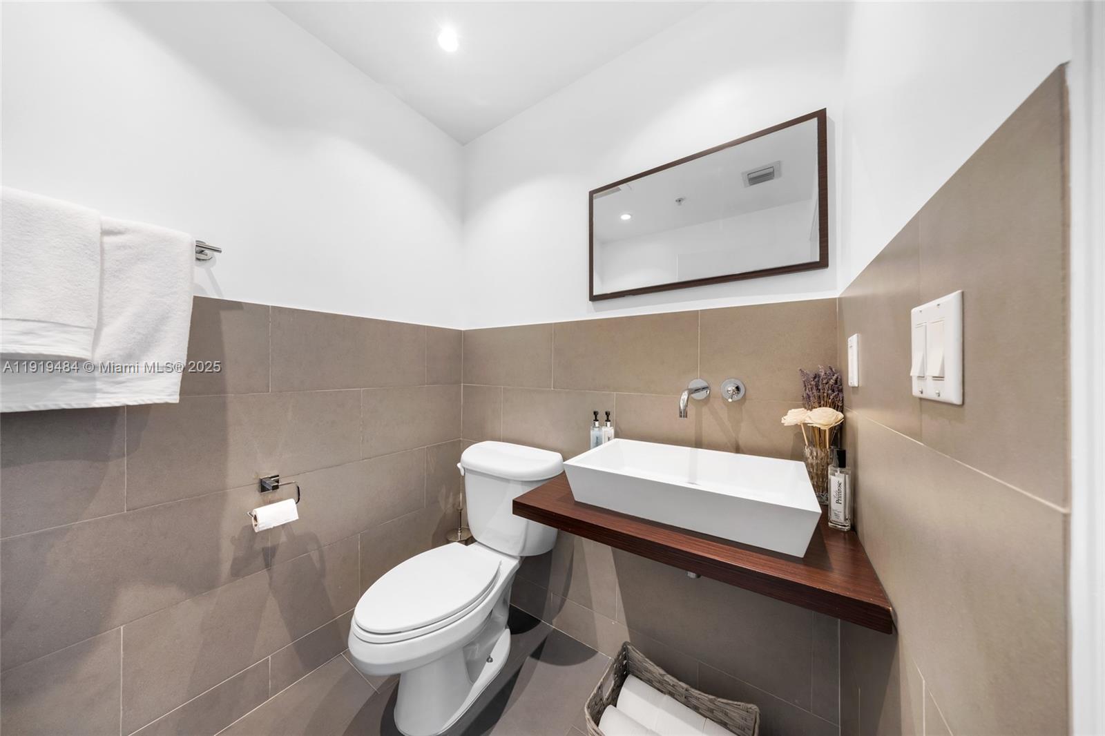 BLUE CONDO - Residential Lease