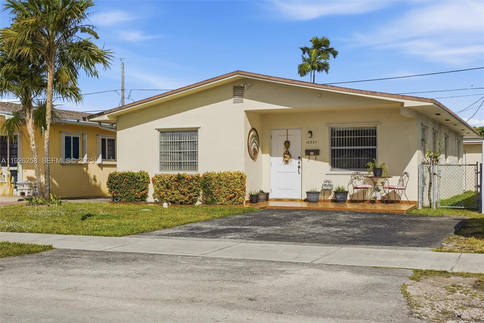 10551 SW 27th St, Miami, FL, 33165/$495,000 2 10551 SW 27th St