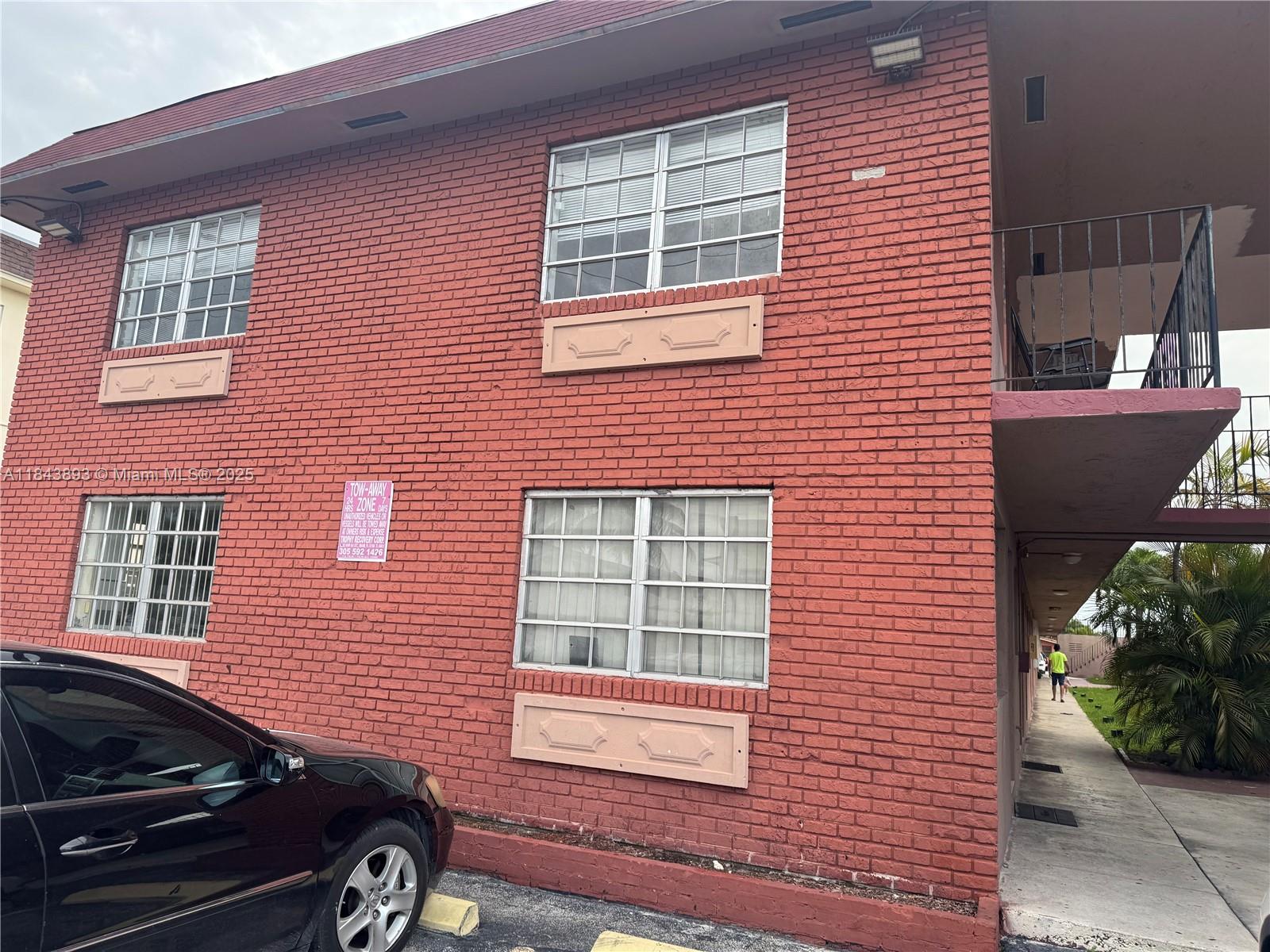 Excellent 2-bedroom, 1-bathroom condo, very bright. Located in a commercial area, close to businesses, restaurants, schools, and shopping centers. Great opportunity! Ideal for investment.